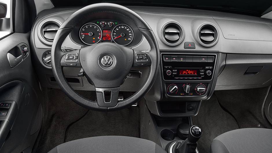 Qualidade de materiais e montagem &eacute; superior no Gol, mas o desenho &eacute; mon&oacute;tono | <a href="https://quatrorodas.abril.com.br/carros/comparativos/fiat-palio-x-vw-gol-841583.shtml" target="_blank" rel="migration">Leia mais</a>
