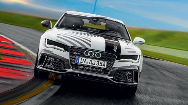 Um GPS especial ajuda a guiar o Audi sem piloto pelo circuito | <a href="https://quatrorodas.abril.com.br/reportagens/geral/homem-x-maquina-840420.shtml" target="_blank" rel="migration">Leia mais</a>