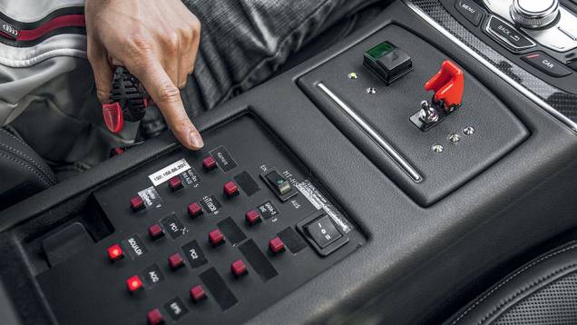 No console, botões ativam o sistema. Na mão, a manopla com o botão de frenagem | <a href="https://quatrorodas.abril.com.br/reportagens/geral/homem-x-maquina-840420.shtml" target="_blank" rel="migration">Leia mais</a> No console, botões ativam o sistema. Na mão, a manopla com o botão de frenagem | <a href="https://quatrorodas.abril.com.br/reportagens/geral/homem-x-maquina-840420.shtml" target="_blank" rel="migration">Leia mais</a>