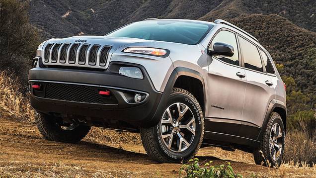 Na grade, detalhes pretos no lugar de cromados | <a href="https://quatrorodas.abril.com.br/carros/testes/jeep-cherokee-trailhawk-840320.shtml" target="_blank" rel="migration">Leia mais</a>