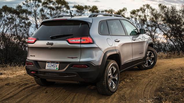 Eletrônica ajuda nas incursões fora de estrada | <a href="https://quatrorodas.abril.com.br/carros/testes/jeep-cherokee-trailhawk-840320.shtml" target="_blank" rel="migration">Leia mais</a>