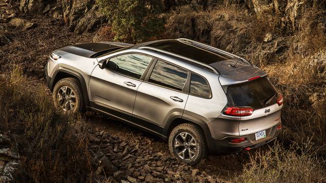 Rodas aro 17 são exclusivas da Trailhawk | <a href="https://quatrorodas.abril.com.br/carros/testes/jeep-cherokee-trailhawk-840320.shtml" target="_blank" rel="migration">Leia mais</a> Rodas aro 17 são exclusivas da Trailhawk | <a href="https://quatrorodas.abril.com.br/carros/testes/jeep-cherokee-trailhawk-840320.shtml" target="_blank" rel="migration">Leia mais</a>