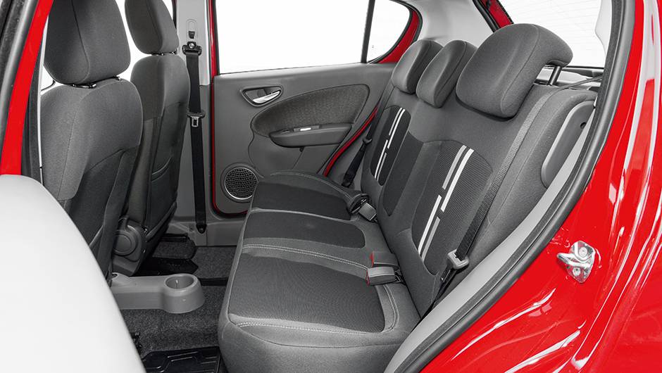 Fora de uso, apoios n&atilde;o atrapalham a vis&atilde;o | <a href="https://quatrorodas.abril.com.br/carros/comparativos/fiat-palio-x-vw-gol-841583.shtml" target="_blank" rel="migration">Leia mais</a>