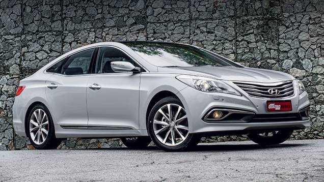 Novo para-choque e cromados nos faróis de milha | <a href="https://quatrorodas.abril.com.br/carros/testes/hyundai-azera-847660.shtml" target="_blank" rel="migration">Leia mais</a>