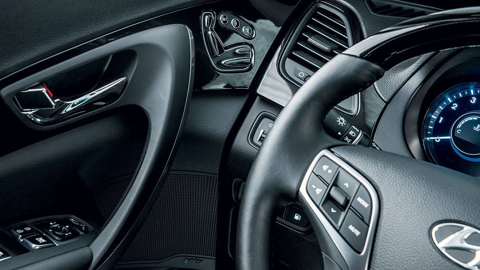 Bot&otilde;es do assento el&eacute;trico est&atilde;o nas portas | <a href="https://quatrorodas.abril.com.br/carros/testes/hyundai-azera-847660.shtml" target="_blank" rel="migration">Leia mais</a>