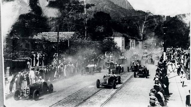 Largada em 1934 na Marquês de São Vicente: na época, o mecânico podia ir com o piloto | <a href="https://quatrorodas.abril.com.br/reportagens/geral/volta-origens-841803.shtml" target="_blank" rel="migration">Leia mais</a>