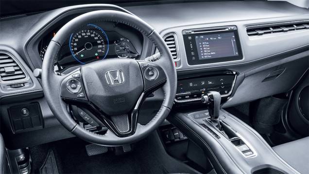 A cabine do HR-V conta com um console elevado. Por isso, o freio de estacionamento - logo atrás do câmbio - tem sempre acionamento elétrico | <a href="https://quatrorodas.abril.com.br/carros/testes/honda-hr-v-exl-848201.shtml" target="_blank" rel="migration">Leia mais</a>