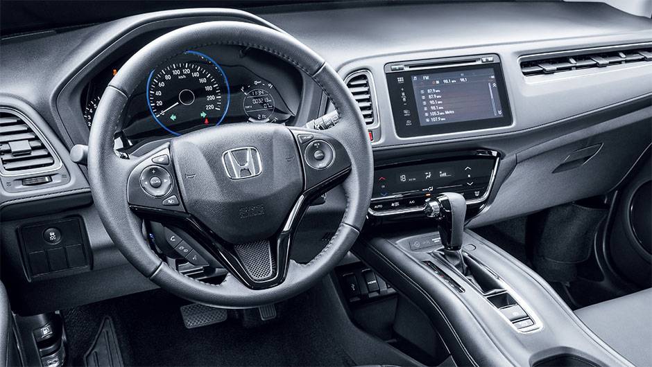 A cabine do HR-V conta com um console elevado. Por isso, o freio de estacionamento - logo atr&aacute;s do c&acirc;mbio - tem sempre acionamento el&eacute;trico | <a href="https://quatrorodas.abril.com.br/carros/testes/honda-hr-v-exl-848201.shtml" target="_blank" rel="migration">Leia mais</a>