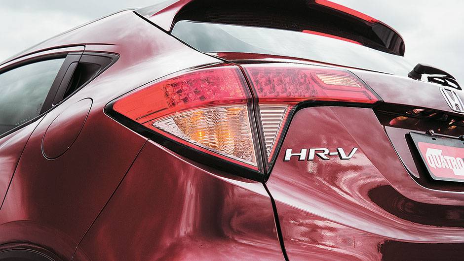 Lanternas iluminadas avan&ccedil;am sobre a tampa do porta-malas | <a href="https://quatrorodas.abril.com.br/carros/testes/honda-hr-v-exl-848201.shtml" target="_blank" rel="migration">Leia mais</a>