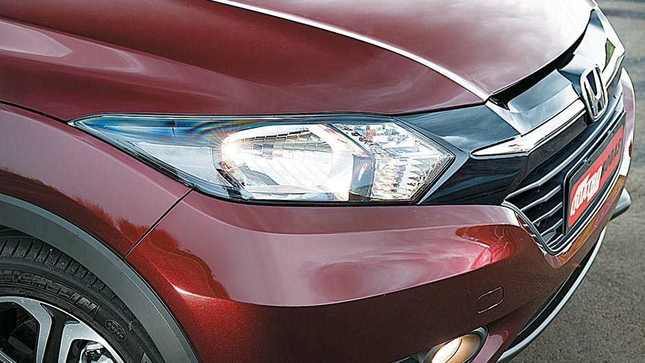 Acabamento da grade &eacute; brilhante | <a href="https://quatrorodas.abril.com.br/carros/testes/honda-hr-v-exl-848201.shtml" target="_blank" rel="migration">Leia mais</a>