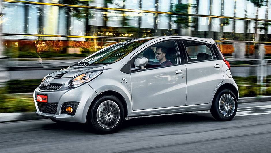 Visual moderninho &eacute; t&iacute;pico dos carros novos feitos na China | <a href="https://quatrorodas.abril.com.br/carros/testes/jac-j2-847700.shtml" target="_blank" rel="migration">Leia mais</a>