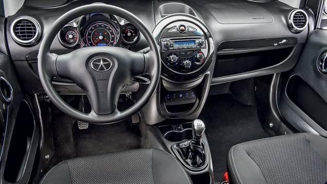 Acabamento é simples, mas segue padrão da concorrência. Falta tampa do porta-luvas | <a href="https://quatrorodas.abril.com.br/carros/testes/jac-j2-847700.shtml" target="_blank" rel="migration">Leia mais</a> Acabamento é simples, mas segue padrão da concorrência. Falta tampa do porta-luvas | <a href="https://quatrorodas.abril.com.br/carros/testes/jac-j2-847700.shtml" target="_blank" rel="migration">Leia mais</a>