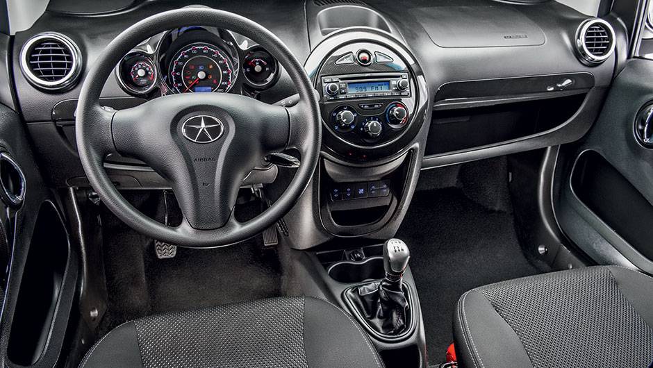 Acabamento &eacute; simples, mas segue padr&atilde;o da concorr&ecirc;ncia. Falta tampa do porta-luvas | <a href="https://quatrorodas.abril.com.br/carros/testes/jac-j2-847700.shtml" target="_blank" rel="migration">Leia mais</a>