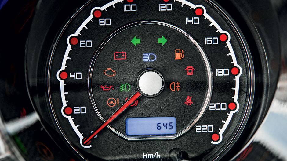 Veloc&iacute;metro pequeno, mas f&aacute;cil de visualizar | <a href="https://quatrorodas.abril.com.br/carros/testes/jac-j2-847700.shtml" target="_blank" rel="migration">Leia mais</a>