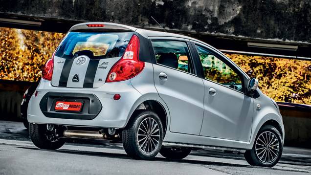 Por trás, nova versão é identificada pelo suporte de placa preto no meio do para-choque | <a href="https://quatrorodas.abril.com.br/carros/testes/jac-j2-847700.shtml" target="_blank" rel="migration">Leia mais</a> Por trás, nova versão é identificada pelo suporte de placa preto no meio do para-choque | <a href="https://quatrorodas.abril.com.br/carros/testes/jac-j2-847700.shtml" target="_blank" rel="migration">Leia mais</a>