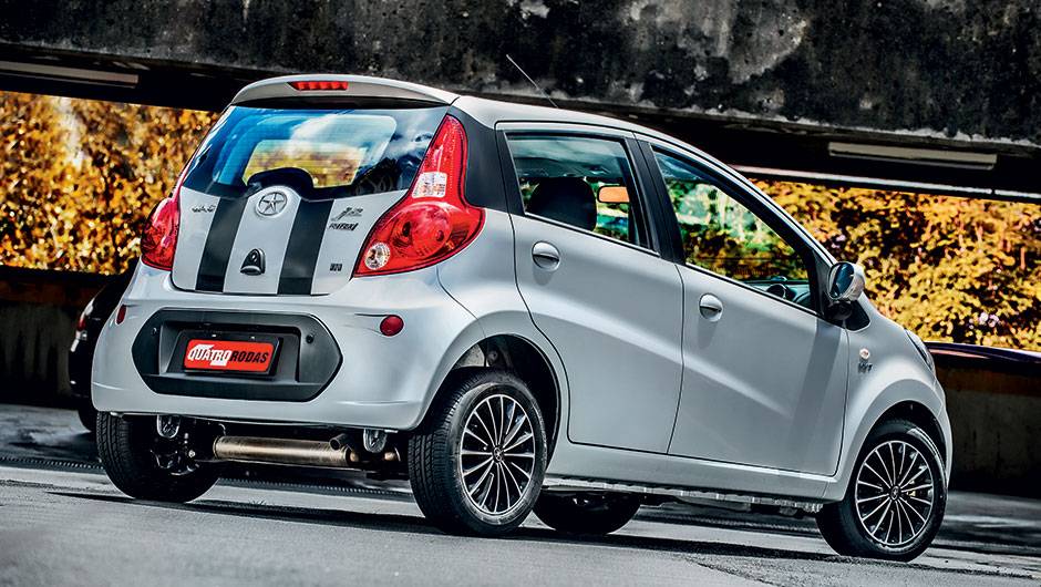 Por tr&aacute;s, nova vers&atilde;o &eacute; identificada pelo suporte de placa preto no meio do para-choque | <a href="https://quatrorodas.abril.com.br/carros/testes/jac-j2-847700.shtml" target="_blank" rel="migration">Leia mais</a>