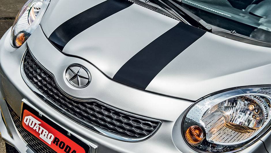 Comprador pode escolher v&aacute;rios tipos de adesivos para personalizar a carroceria do J2 | <a href="https://quatrorodas.abril.com.br/carros/testes/jac-j2-847700.shtml" target="_blank" rel="migration">Leia mais</a>