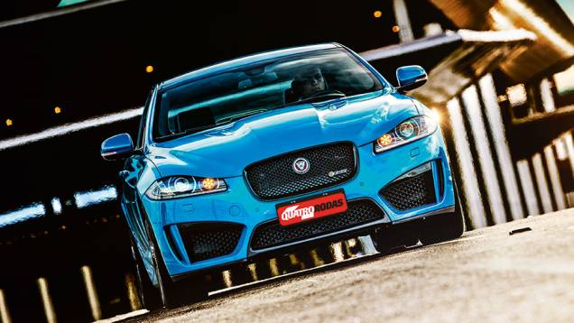 Na dianteira, grandes tomadas de ar ajudam o V8 a respirar Na dianteira, grandes tomadas de ar ajudam o V8 a respirar