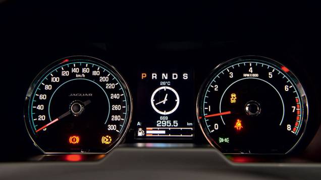 Velocímetro indica 300 km/h de velocidade Velocímetro indica 300 km/h de velocidade