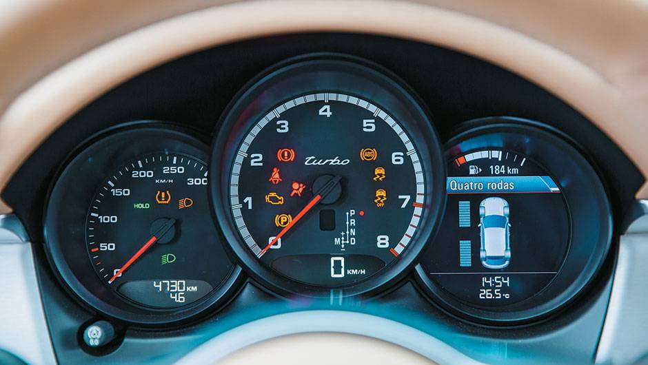 Veloc&iacute;metro digital trabalha em duplicidade com o marcador anal&oacute;gico. | <a href="https://quatrorodas.abril.com.br/carros/testes/porsche-macan-turbo-849160.shtml" target="_blank" rel="migration">Leia mais</a>