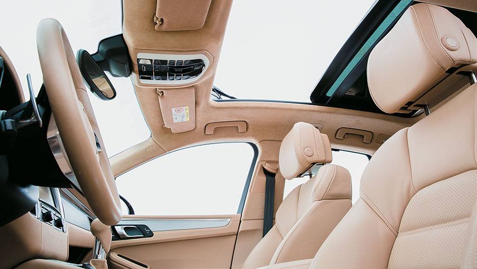 Teto panor&acirc;mico &eacute; item de s&eacute;rie na vers&atilde;o turbo | <a href="https://quatrorodas.abril.com.br/carros/testes/porsche-macan-turbo-849160.shtml" target="_blank" rel="migration">Leia mais</a>