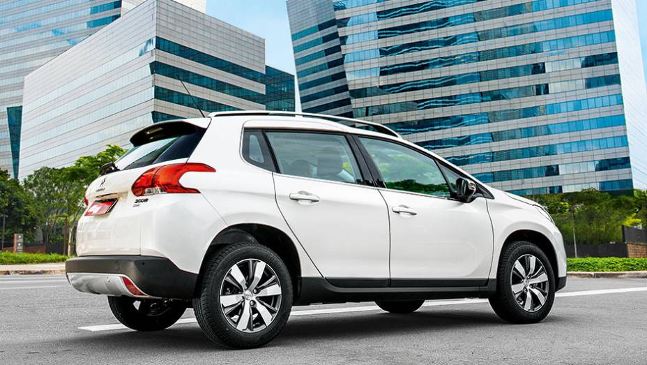 Prolongamento do teto eleva o perfil do SUV |<a href="https://quatrorodas.abril.com.br/carros/testes/peugeot-2008-857260.shtml" target="_blank" rel="migration">Leia mais</a>