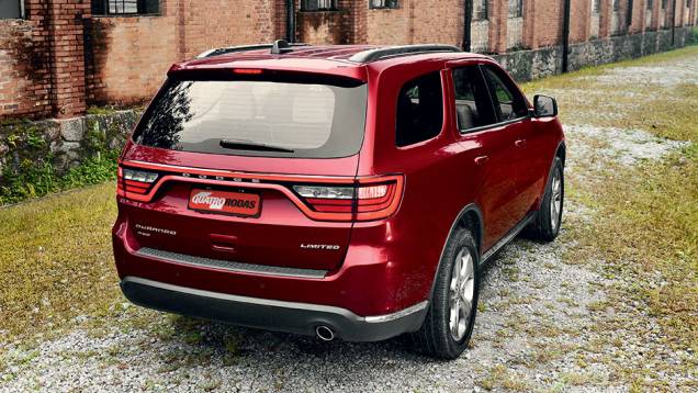 Traseira tem fileira com 192 leds | <a href="https://quatrorodas.abril.com.br/carros/testes/dodge-durango-limited-857100.shtml" target="_blank" rel="migration">Leia mais</a>