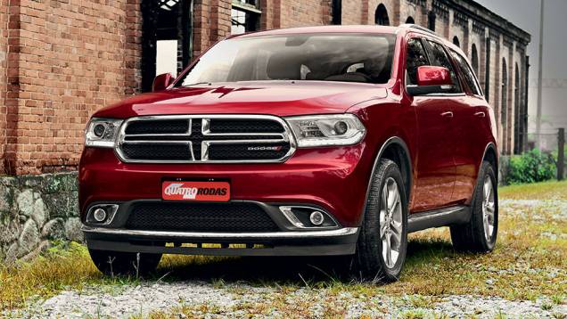 Leds nos faróis e para-choque redesenhado são as novidades da frente | <a href="https://quatrorodas.abril.com.br/carros/testes/dodge-durango-limited-857100.shtml" target="_blank" rel="migration">Leia mais</a>