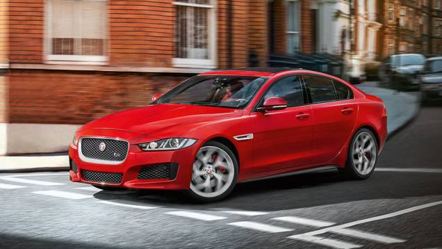 Perfil mais agressivo remete às origens da marca | <a href="https://quatrorodas.abril.com.br/carros/impressoes/jaguar-xe-s-855501.shtml" target="_blank" rel="migration">Leia mais</a>