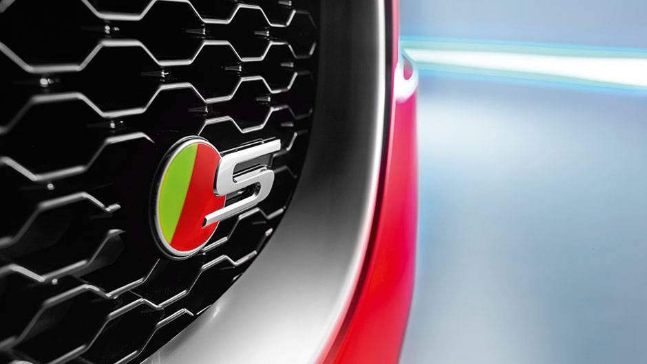 A letra S na grade identifica a vers&atilde;o V6, mais esportiva | <a href="https://quatrorodas.abril.com.br/carros/impressoes/jaguar-xe-s-855501.shtml" target="_blank" rel="migration">Leia mais</a>