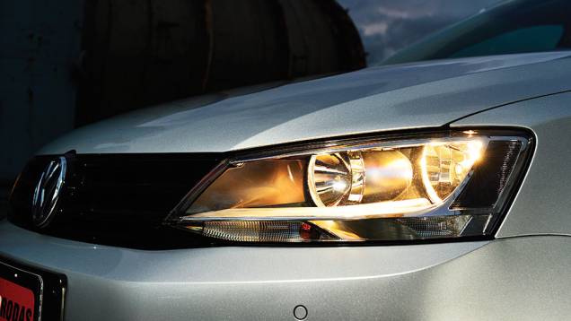 Conjunto ótico foi atualizado, assim como a tampa do porta-malas | <a href="https://quatrorodas.abril.com.br/carros/testes/volkswagen-jetta-857081.shtml" rel="migration">Leia mais</a> Conjunto ótico foi atualizado, assim como a tampa do porta-malas | <a href="https://quatrorodas.abril.com.br/carros/testes/volkswagen-jetta-857081.shtml" rel="migration">Leia mais</a>