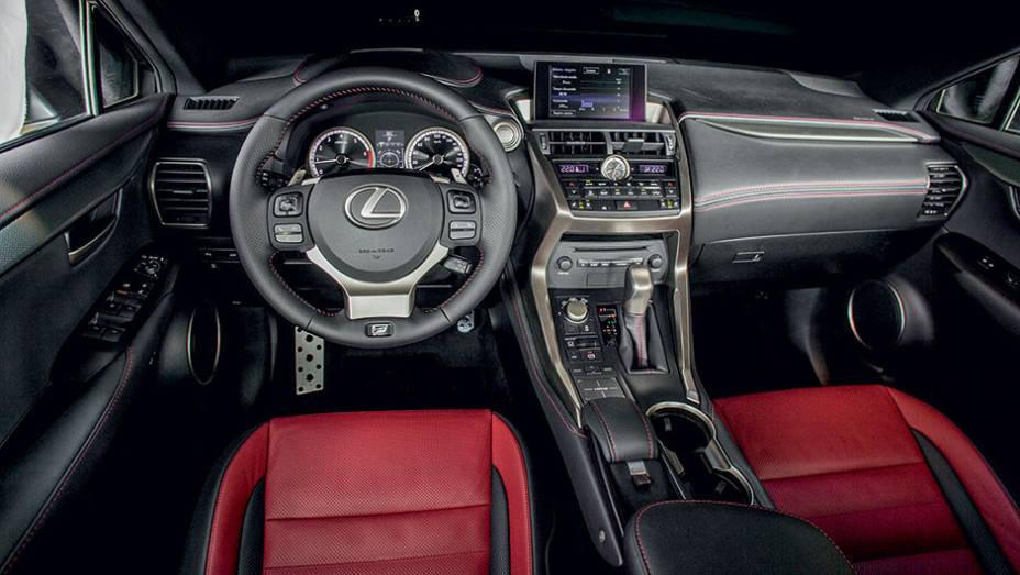 Interior conservador destoa do exterior agressivo | <a href="https://quatrorodas.abril.com.br/carros/testes/lexus-nx-200t-857160.shtml" target="_blank" rel="migration">Leia mais</a>