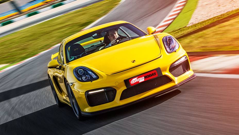 Estilo realçado por grandes tomadas de ar e rodas aro 20 | <a href="https://quatrorodas.abril.com.br/carros/impressoes/porsche-cayman-gt4-855525.shtml" target="_blank" rel="migration">Leia mais</a>