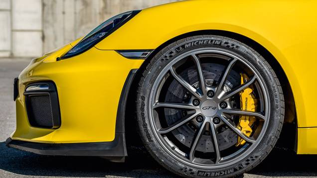 Com o tempo de 7min40s em Nürburgring, o GT4 é o esportivo mais rápido de sua categoria | <a href="https://quatrorodas.abril.com.br/carros/impressoes/porsche-cayman-gt4-855525.shtml" target="_blank" rel="migration">Leia mais</a> Com o tempo de 7min40s em Nürburgring, o GT4 é o esportivo mais rápido de sua categoria | <a href="https://quatrorodas.abril.com.br/carros/impressoes/porsche-cayman-gt4-855525.shtml" target="_blank" rel="migration">Leia mais</a>