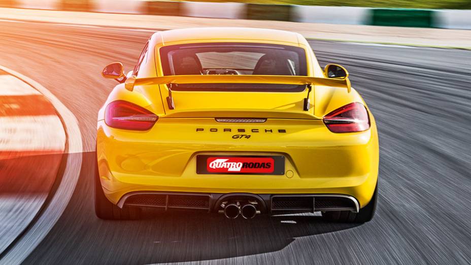 O enorme aerofólio do GT4 ajuda nas curvas emalta velocidade | <a href="https://quatrorodas.abril.com.br/carros/impressoes/porsche-cayman-gt4-855525.shtml" target="_blank" rel="migration">Leia mais</a>