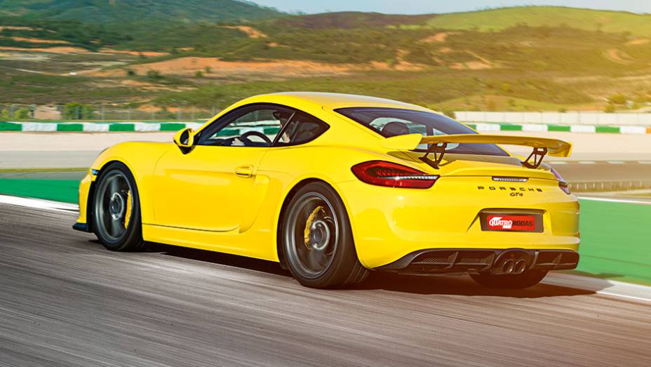 A carroceria é mais baixa e mais longa do que nosoutros Cayman | <a href="https://quatrorodas.abril.com.br/carros/impressoes/porsche-cayman-gt4-855525.shtml" target="_blank" rel="migration">Leia mais</a>