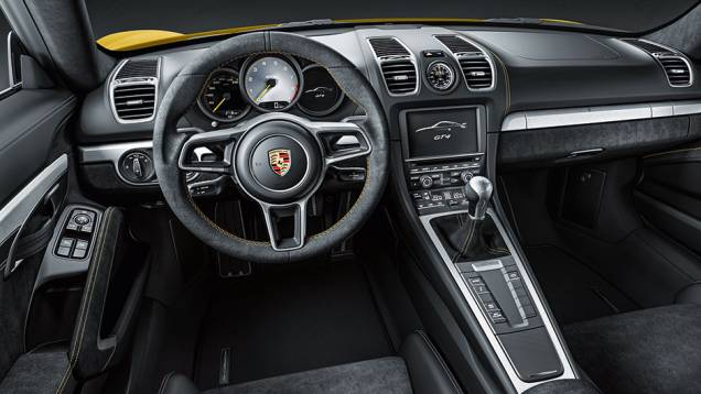A alavanca do câmbio fica próximo da mão do motorista | <a href="https://quatrorodas.abril.com.br/carros/impressoes/porsche-cayman-gt4-855525.shtml" target="_blank" rel="migration">Leia mais</a> A alavanca do câmbio fica próximo da mão do motorista | <a href="https://quatrorodas.abril.com.br/carros/impressoes/porsche-cayman-gt4-855525.shtml" target="_blank" rel="migration">Leia mais</a>