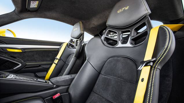 Bancos tipo concha | <a href="https://quatrorodas.abril.com.br/carros/impressoes/porsche-cayman-gt4-855525.shtml" target="_blank" rel="migration">Leia mais</a> Bancos tipo concha | <a href="https://quatrorodas.abril.com.br/carros/impressoes/porsche-cayman-gt4-855525.shtml" target="_blank" rel="migration">Leia mais</a>
