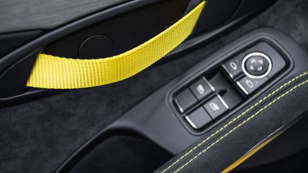 Tira de tecido como maçaneta compõe visual esportivo interno | <a href="https://quatrorodas.abril.com.br/carros/impressoes/porsche-cayman-gt4-855525.shtml" target="_blank" rel="migration">Leia mais</a> Tira de tecido como maçaneta compõe visual esportivo interno | <a href="https://quatrorodas.abril.com.br/carros/impressoes/porsche-cayman-gt4-855525.shtml" target="_blank" rel="migration">Leia mais</a>