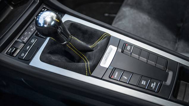 Teclas ajustam aceleração (punta-tacco), suspensão, ESP e som do motor | <a href="https://quatrorodas.abril.com.br/carros/impressoes/porsche-cayman-gt4-855525.shtml" target="_blank" rel="migration">Leia mais</a> Teclas ajustam aceleração (punta-tacco), suspensão, ESP e som do motor | <a href="https://quatrorodas.abril.com.br/carros/impressoes/porsche-cayman-gt4-855525.shtml" target="_blank" rel="migration">Leia mais</a>