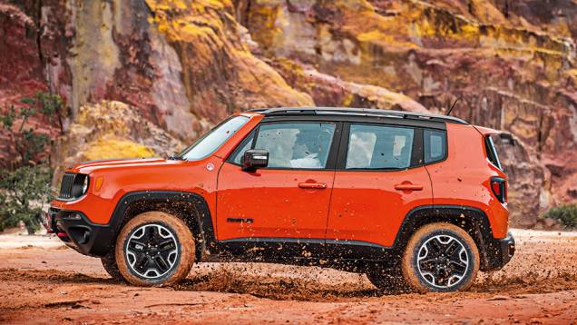 Versão Trailhawk (topo de linha) tem pneus de uso misto e suspensão elevada em 2 cm em relação à Sport e Longitude | <a href="https://quatrorodas.abril.com.br//carros/testes/jeep-renegade-857280.shtml" target="_blank" rel="migration">Leia mais</a>