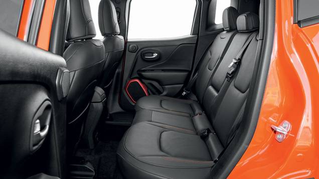 Espaço para a cabeça se destaca no banco traseiro | <a href="https://quatrorodas.abril.com.br//carros/testes/jeep-renegade-857280.shtml" target="_blank" rel="migration">Leia mais</a>