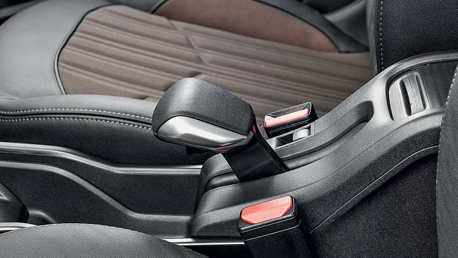 C&acirc;mbio estilizado exige esfor&ccedil;o | <a href="https://quatrorodas.abril.com.br/carros/comparativos/melhor-suv-brasil-867761.shtml" target="_blank" rel="migration">Leia mais</a>
