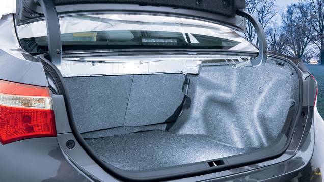 Banco traseiro com encosto bipartido | <a href="https://quatrorodas.abril.com.br/carros/comparativos/vw-jetta-x-toyota-corolla-x-chevrolet-cruze-867340.shtml" target="_blank" rel="migration">Leia mais</a> Banco traseiro com encosto bipartido | <a href="https://quatrorodas.abril.com.br/carros/comparativos/vw-jetta-x-toyota-corolla-x-chevrolet-cruze-867340.shtml" target="_blank" rel="migration">Leia mais</a>
