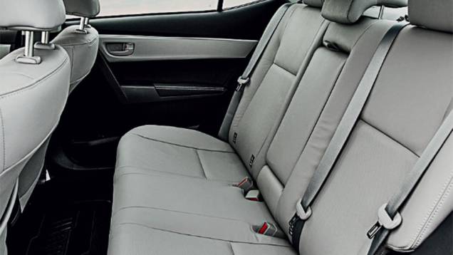Couro, encosto bipartido e apoio de braço são exclusivos do Corolla GLi 1.8 de R$ 75 600 | <a href="https://quatrorodas.abril.com.br/carros/comparativos/vw-jetta-x-toyota-corolla-x-chevrolet-cruze-867340.shtml" target="_blank" rel="migration">Leia mais</a> Couro, encosto bipartido e apoio de braço são exclusivos do Corolla GLi 1.8 de R$ 75 600 | <a href="https://quatrorodas.abril.com.br/carros/comparativos/vw-jetta-x-toyota-corolla-x-chevrolet-cruze-867340.shtml" target="_blank" rel="migration">Leia mais</a>