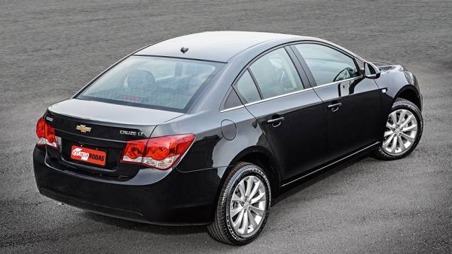 Traseira e perfil são iguais desde a chegada ao Brasil, em 2011 | <a href="https://quatrorodas.abril.com.br/carros/comparativos/vw-jetta-x-toyota-corolla-x-chevrolet-cruze-867340.shtml" target="_blank" rel="migration">Leia mais</a>