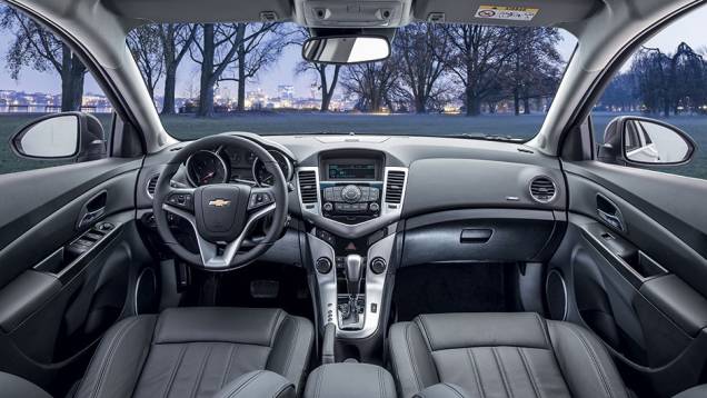 Na cabine, painel tem formato sinuoso | <a href="https://quatrorodas.abril.com.br/carros/comparativos/vw-jetta-x-toyota-corolla-x-chevrolet-cruze-867340.shtml" target="_blank" rel="migration">Leia mais</a> Na cabine, painel tem formato sinuoso | <a href="https://quatrorodas.abril.com.br/carros/comparativos/vw-jetta-x-toyota-corolla-x-chevrolet-cruze-867340.shtml" target="_blank" rel="migration">Leia mais</a>
