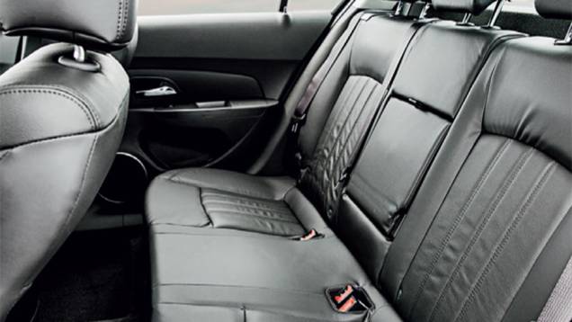 Como no Corolla, os apoios de cabeça do Cruze não embutem no encosto, dificultando a visão | <a href="https://quatrorodas.abril.com.br/carros/comparativos/vw-jetta-x-toyota-corolla-x-chevrolet-cruze-867340.shtml" target="_blank" rel="migration">Leia mais</a> Como no Corolla, os apoios de cabeça do Cruze não embutem no encosto, dificultando a visão | <a href="https://quatrorodas.abril.com.br/carros/comparativos/vw-jetta-x-toyota-corolla-x-chevrolet-cruze-867340.shtml" target="_blank" rel="migration">Leia mais</a>