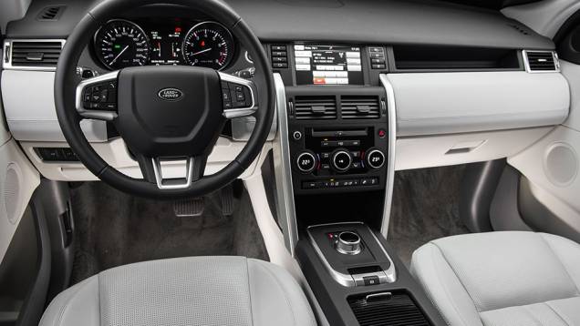 Interior é elegante e funcional. Os bancos têm couro legítimo e regulagens elétricas | <a href="https://quatrorodas.abril.com.br/carros/comparativos/santa-fe-x-discovery-sport-x-grand-cherokee-867285.shtml" target="_blank" rel="migration">Leia mais</a>