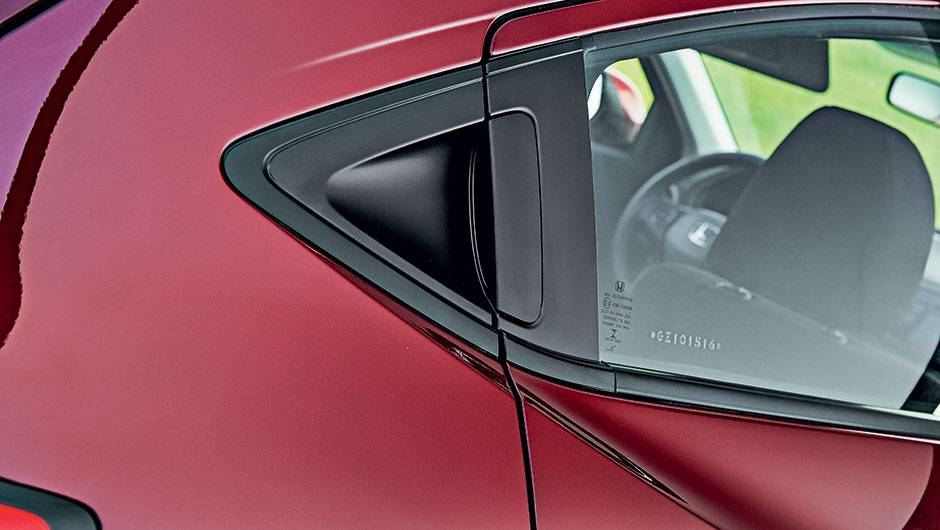 A ma&ccedil;aneta fica disfar&ccedil;ada na coluna | <a href="https://quatrorodas.abril.com.br/carros/comparativos/melhor-suv-brasil-867761.shtml" target="_blank" rel="migration">Leia mais</a>